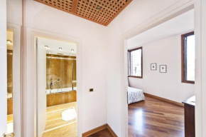  LUXURY and very central apartment in historical 1600 Palace with LIFT sanitize with OZONE  Венеция